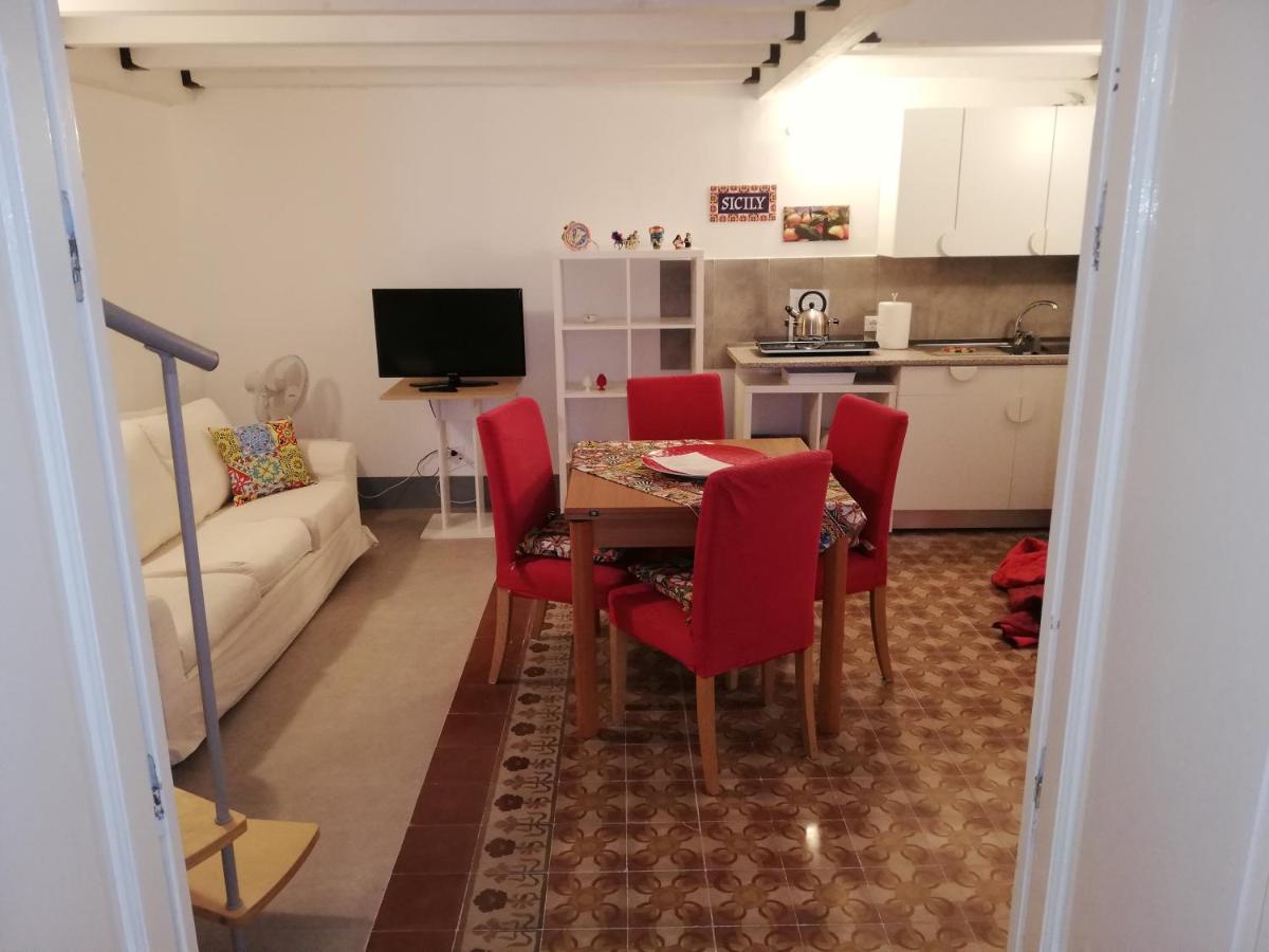 Il Posto Giusto Station Rooms Palermo Bagian luar foto